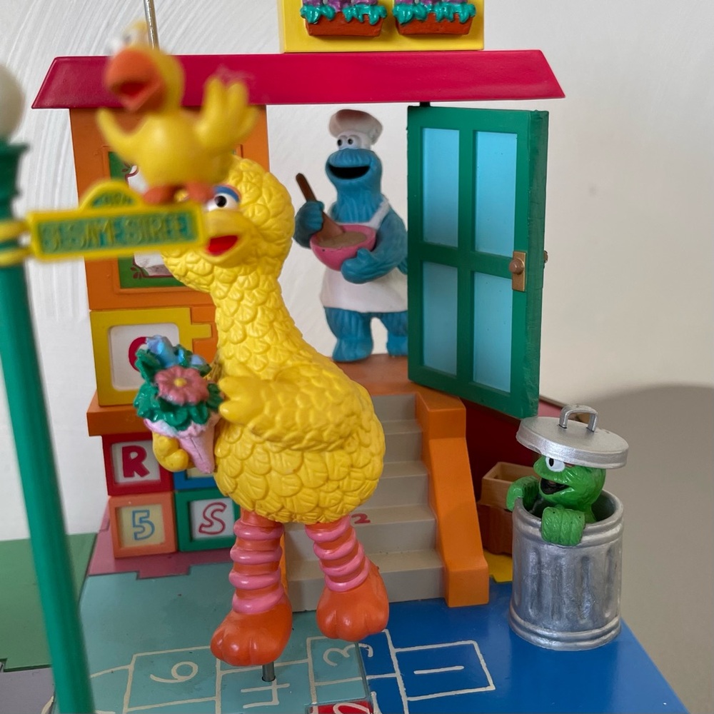 Enesco Sesame Street Neighborhood Block Party Music Box - Picture 4 of 8